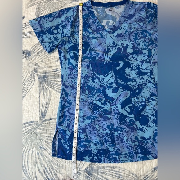 Carhartt Women’s size small blue patterned V neck scrub top nurse two pockets - Picture 7 of 7
